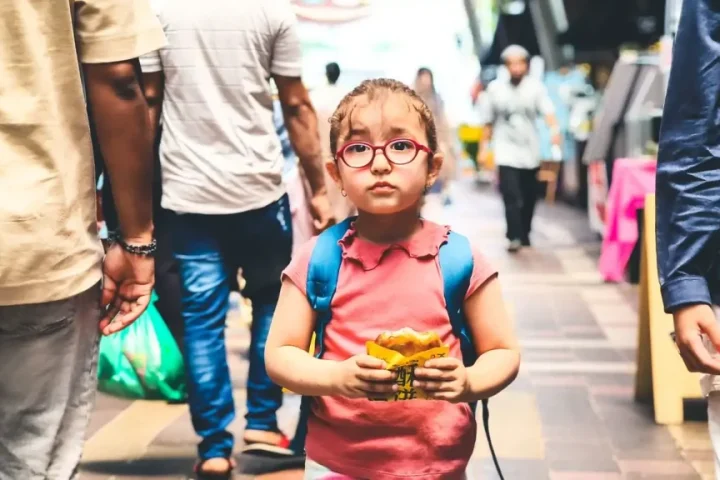 Enfant portant un petit sac à dos en voyage