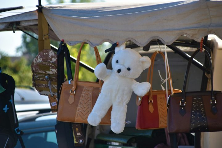 sac en cuir de seconde main posé sur un étal de brocante