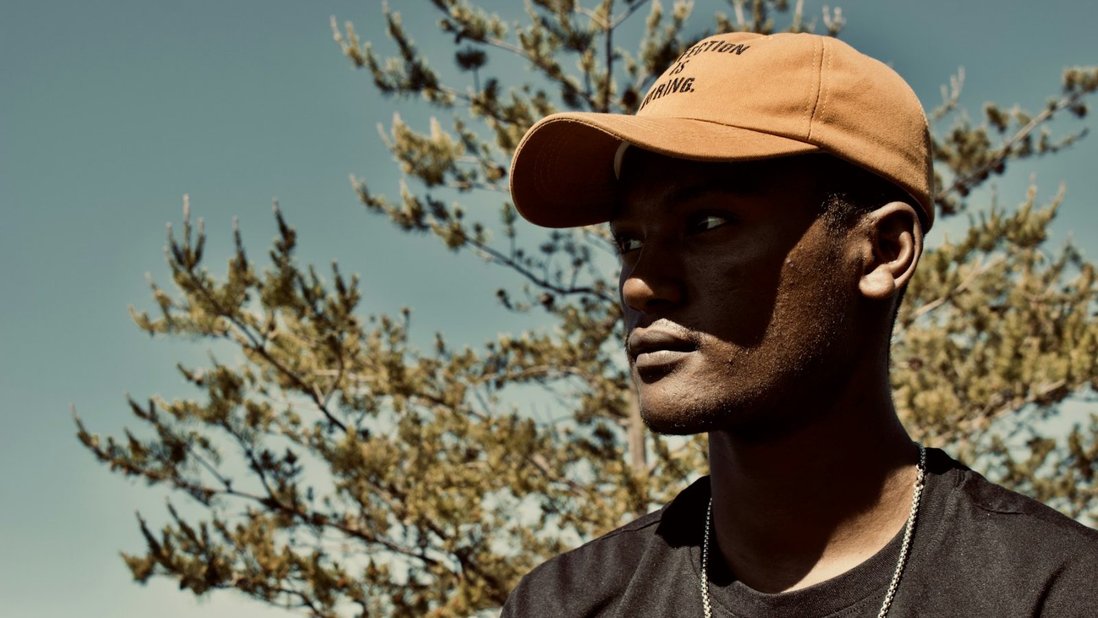 Casquette, bob ou chapeau : lequel porter selon la saison