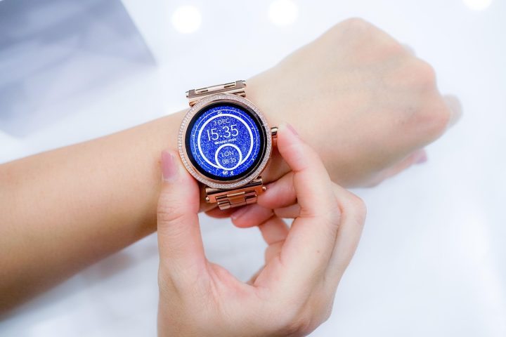 montre femme élégante au poignet, bracelet acier et cadran doré