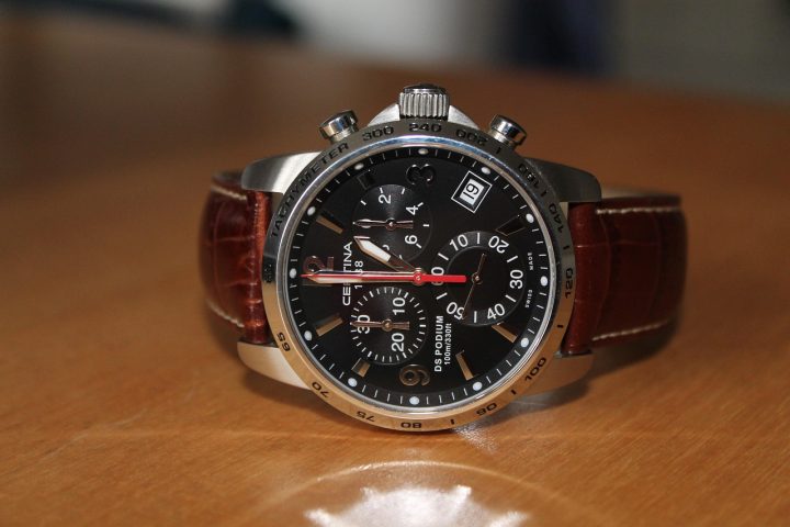 homme portant une montre à bracelet acier au poignet