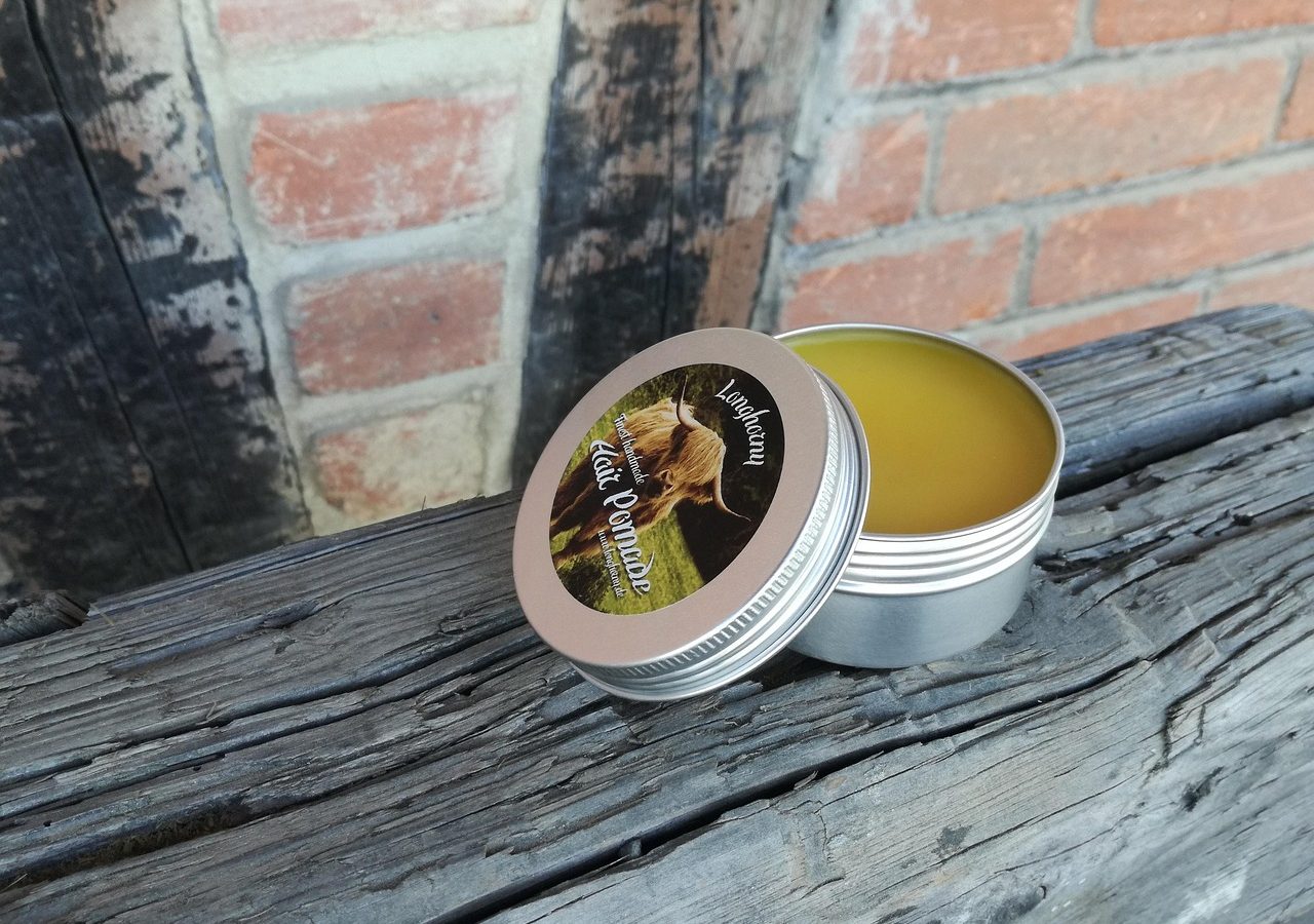 Cire, pommade ou gel : quel produit coiffant choisir pour homme ?