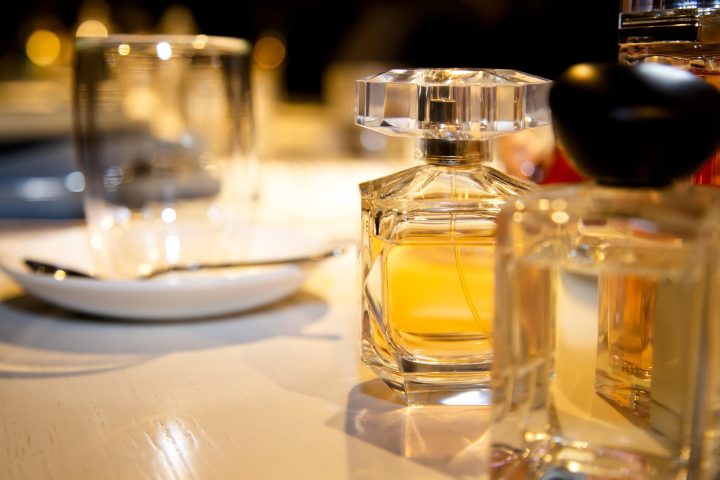 Deux flacons de parfum posés côte à côte, l'un marqué eau de toilette, l'autre eau de parfum
