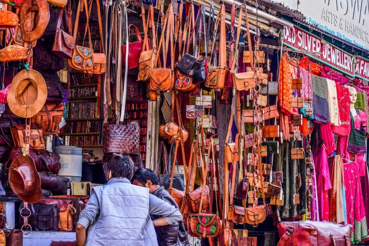 Accessoires de mode bon marché étiquetés, symbole de la fast fashion