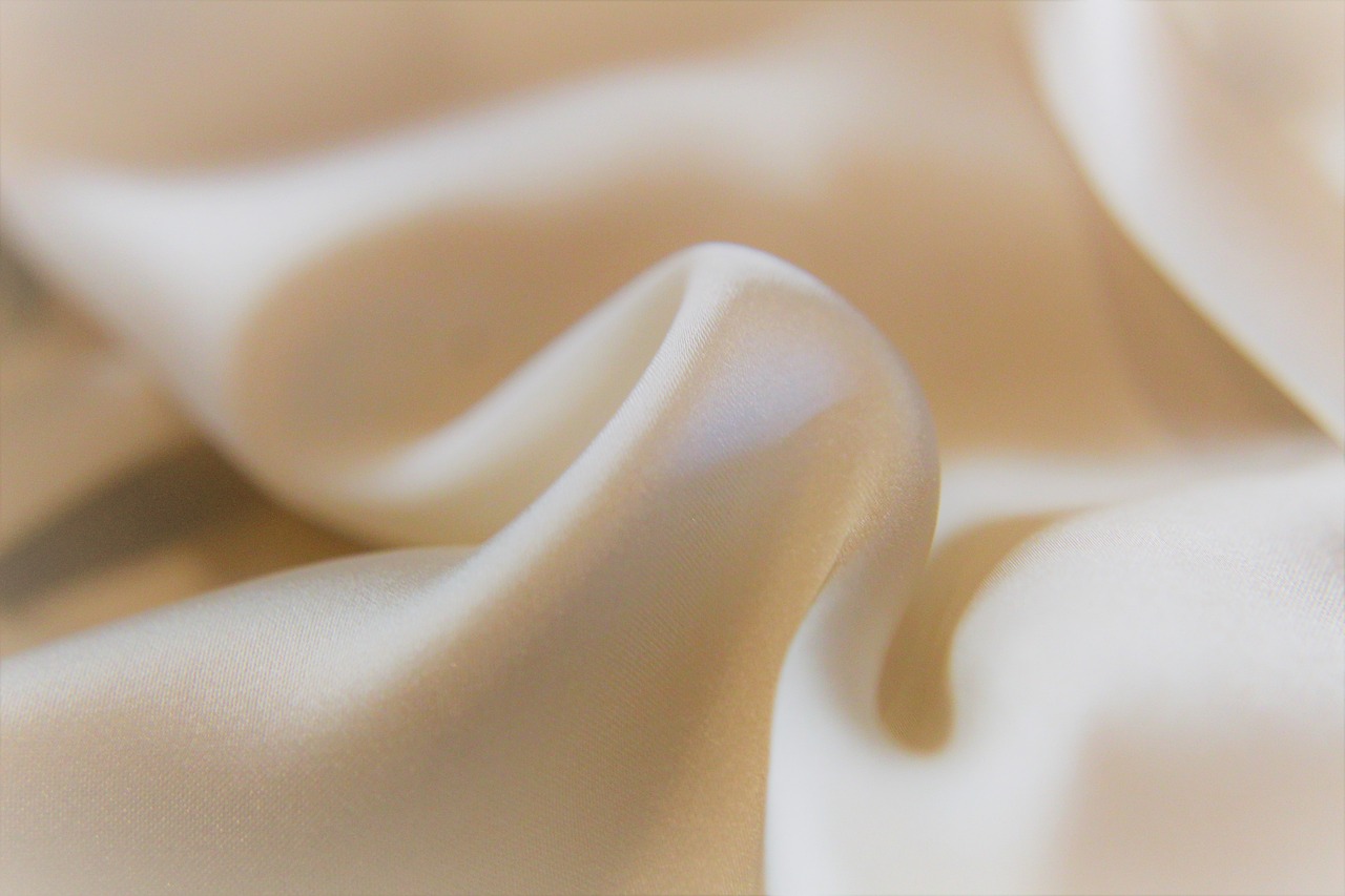 Foulards en soie de tissages différents, twill et mousseline, présentés côte à côte