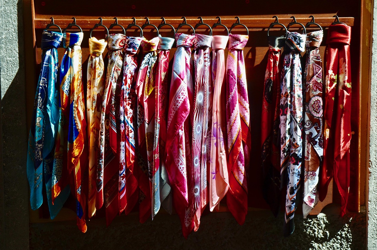 Foulard en soie : reconnaître la vraie soie et bien le nouer