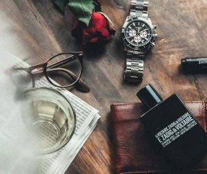 Sac en cuir, ceinture et montre posés ensemble dans une palette de couleurs neutres