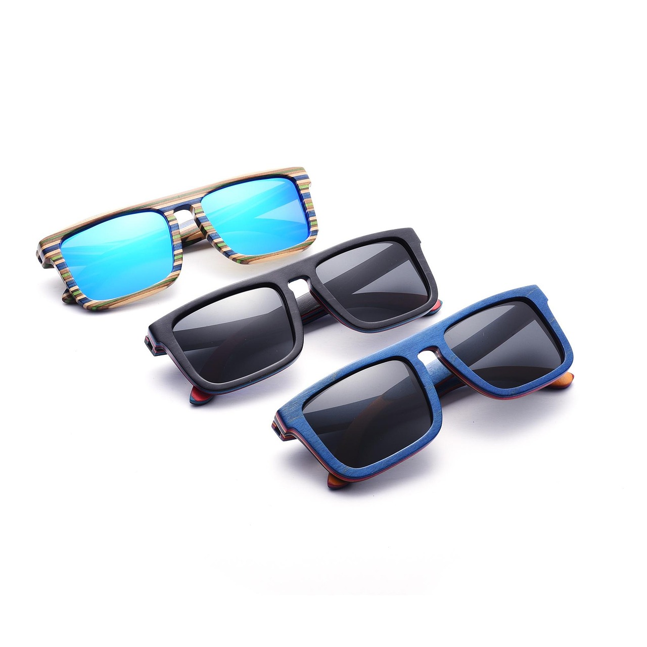 Gros plan sur le marquage CE et UV400 gravé sur la branche d'une paire de lunettes de soleil