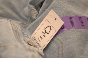 Étiquette de composition textile cousue à l'intérieur d'un sac, gros plan