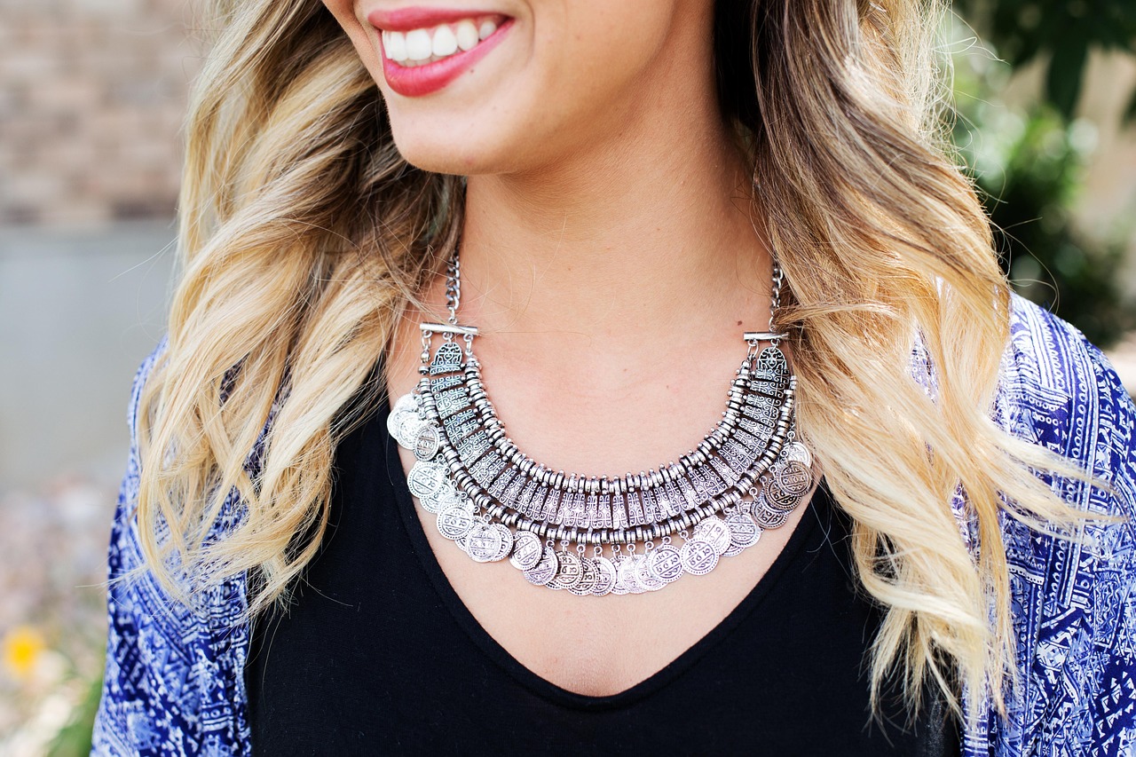Nettoyer des bijoux en argent noircis : causes et méthodes douces