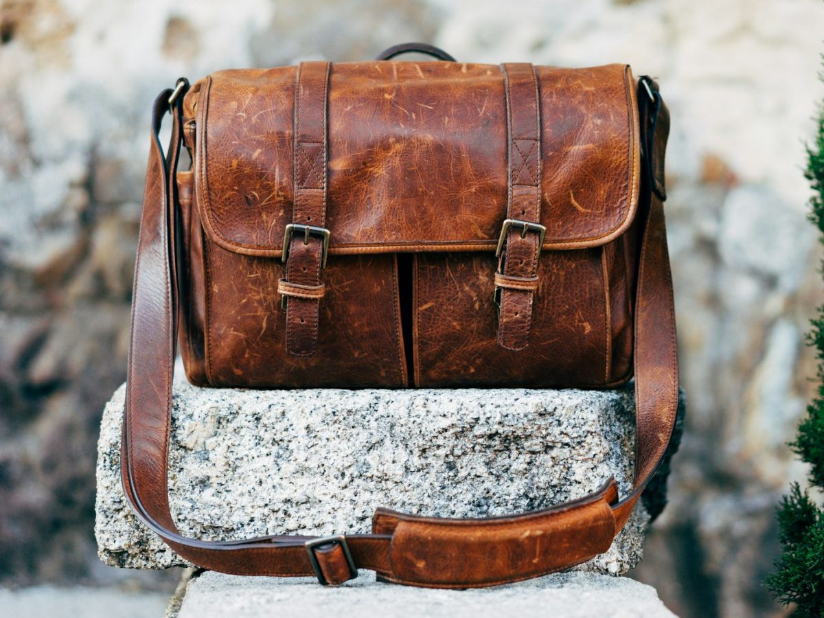 sac en cuir marron nettoyé avec un chiffon doux
