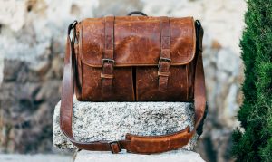 sac en cuir marron nettoyé avec un chiffon doux