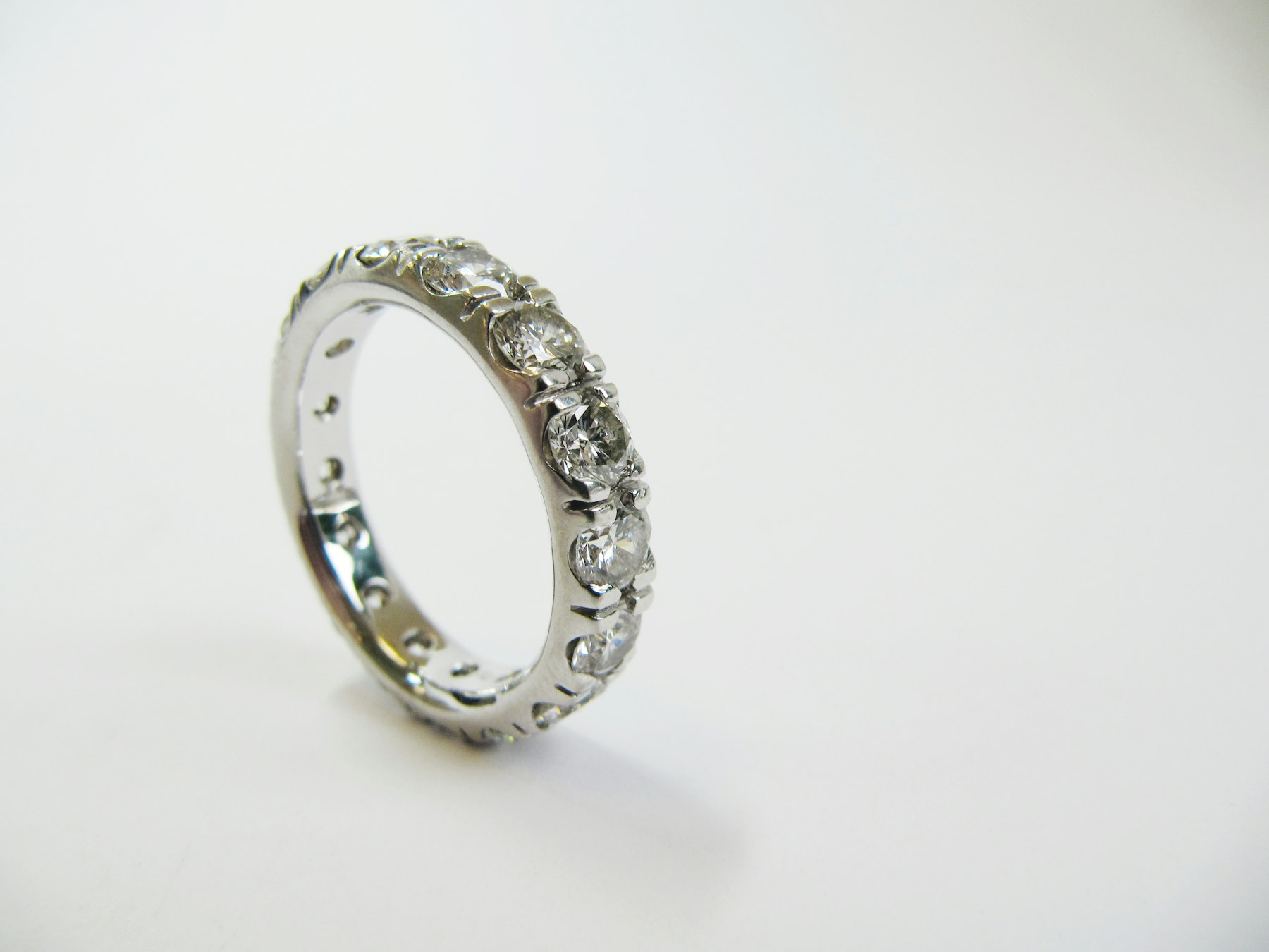 gros plan sur un poinçon gravé près du fermoir d'une bague en or