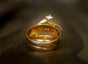 gros plan sur le poinçon gravé d'une bague en or
