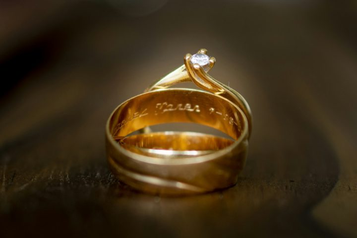 gros plan sur le poinçon gravé d'une bague en or