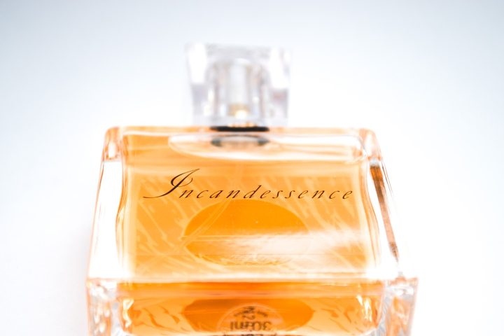 Un homme vaporise du parfum sur son poignet