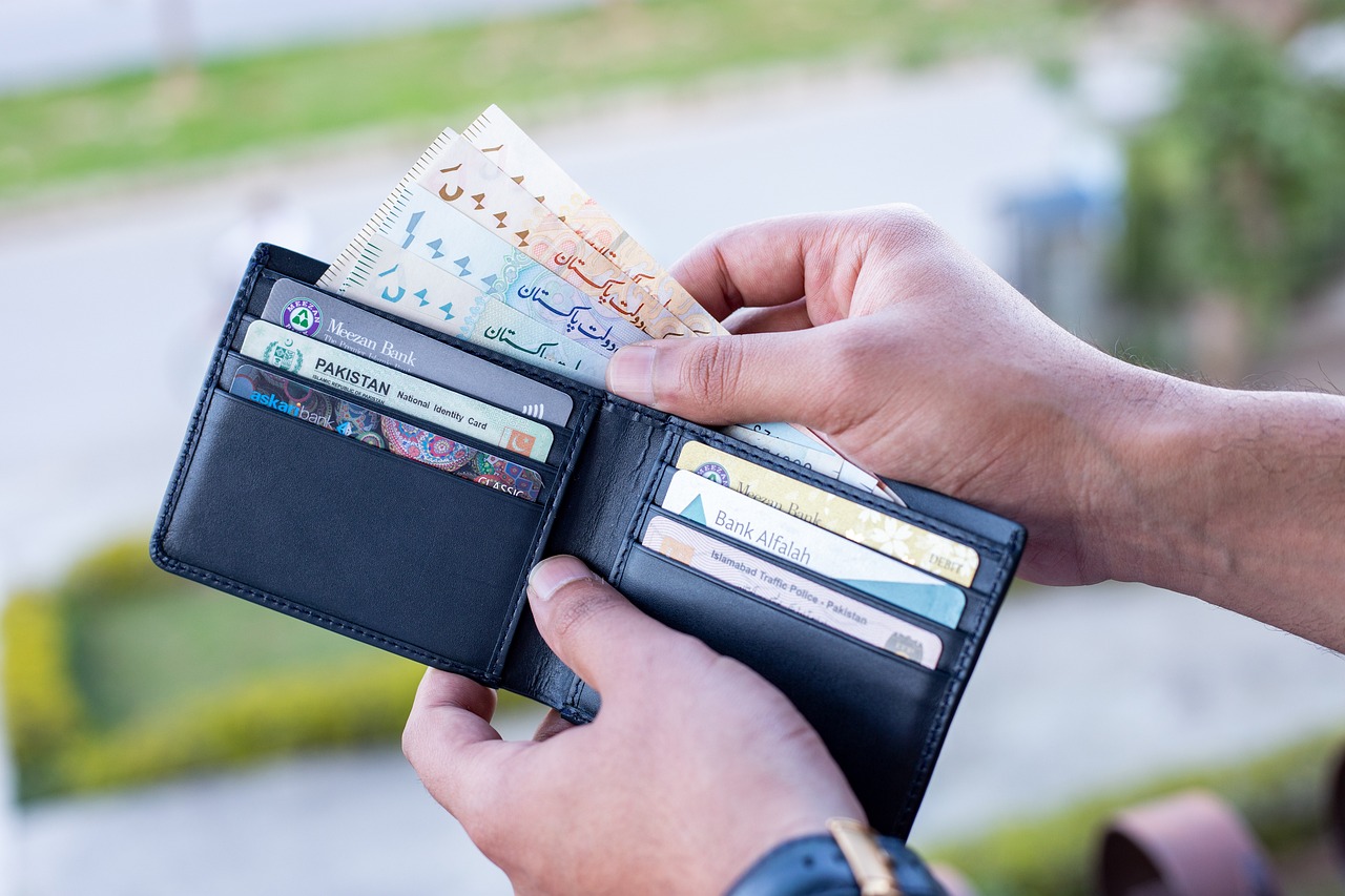 Portefeuille homme en cuir pleine fleur ouvert montrant les fentes à cartes et le compartiment à billets