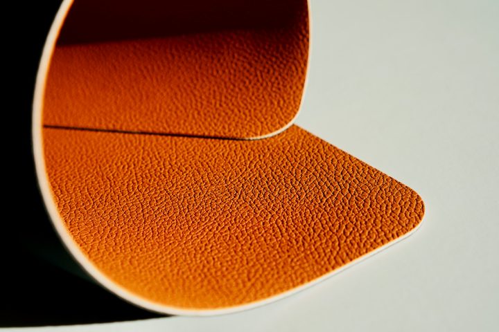 portefeuille en cuir pleine fleur montrant son grain naturel