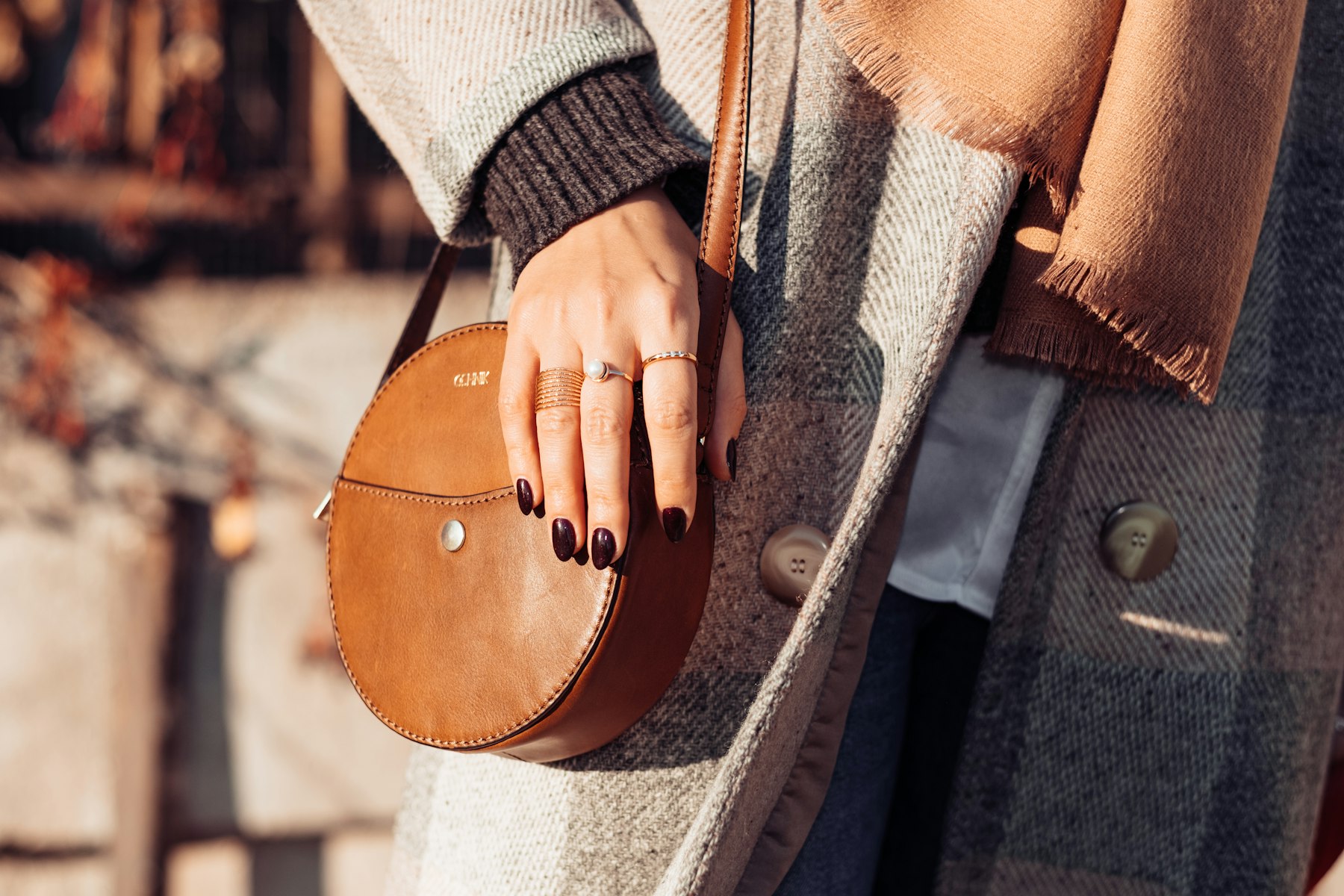 Sac bandoulière femme en cuir porté croisé sur une tenue de ville