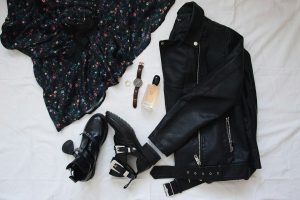 Accessoires de mode coordonnés dans une même palette de couleurs, posés à plat