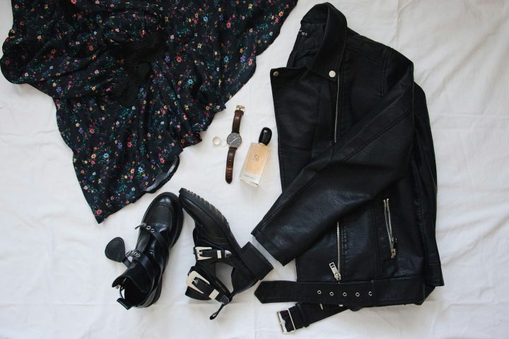 Accessoires de mode coordonnés dans une même palette de couleurs, posés à plat